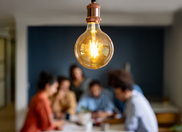 Light_bulb_above_group_meeting